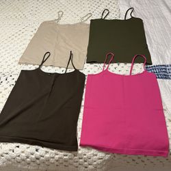 Cuatro. Blusas de niña para ocho Y10 años las obscuras es color café y verde en excelente condición, las cuatro piezas por $10