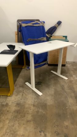 Desk adjustable height
