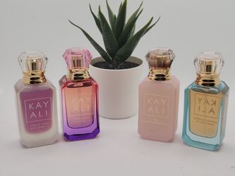 Kayali Mini Set 

Vanilla Candy rock sugar eau de parfum Fleur Majesty eau de parfum
Yum Boujee Marshmallow eau de parfum 
Maldives in a bottle Ylang 