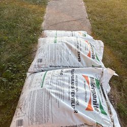 Milorganite Professional Grade 6-4-0 Fertilizer Bags - 50 lbs