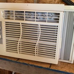 Window Unit Almost New Fridzdire 200$