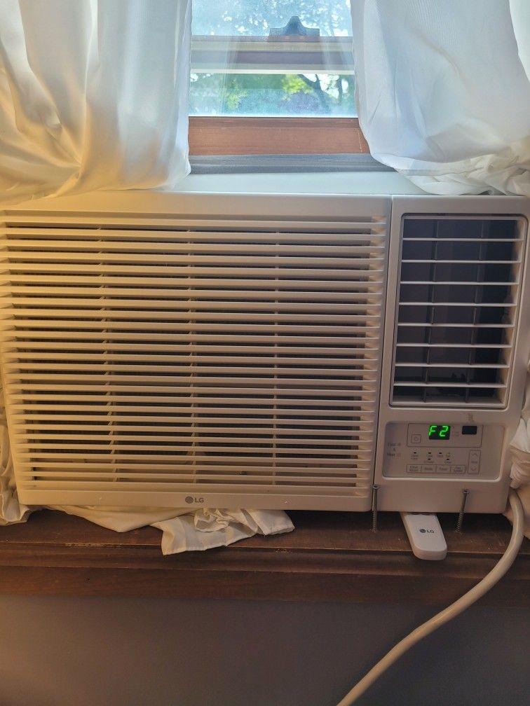 AC/HEATER LG 12,000 BTU.  230 Volts. 