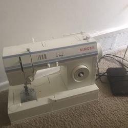 Singer 57815C Sewing Machine w/pedal