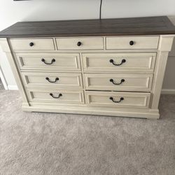Like New Ashley Furniture Fraser 