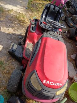 Vendo Este Tractor lo prendo directo el Motor Jala Al 💯 batería no sirve tiene 2 meses parado Motor 21 caballos tiene detalles El asiento y 2 llantas
