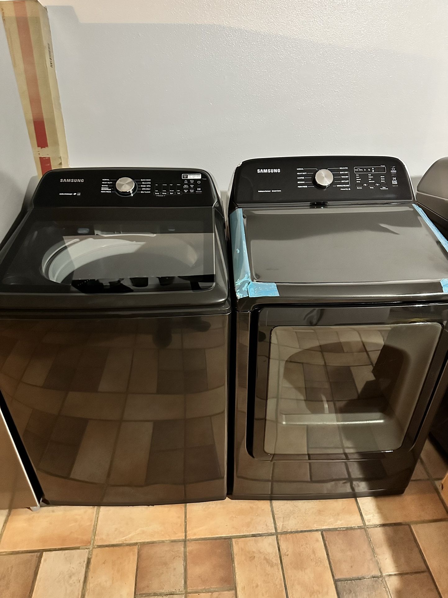 2022 Black Stainless Samsung Washer & Dryer Set (dryer never used) 