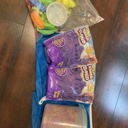 Kinetic Sand With Toys 