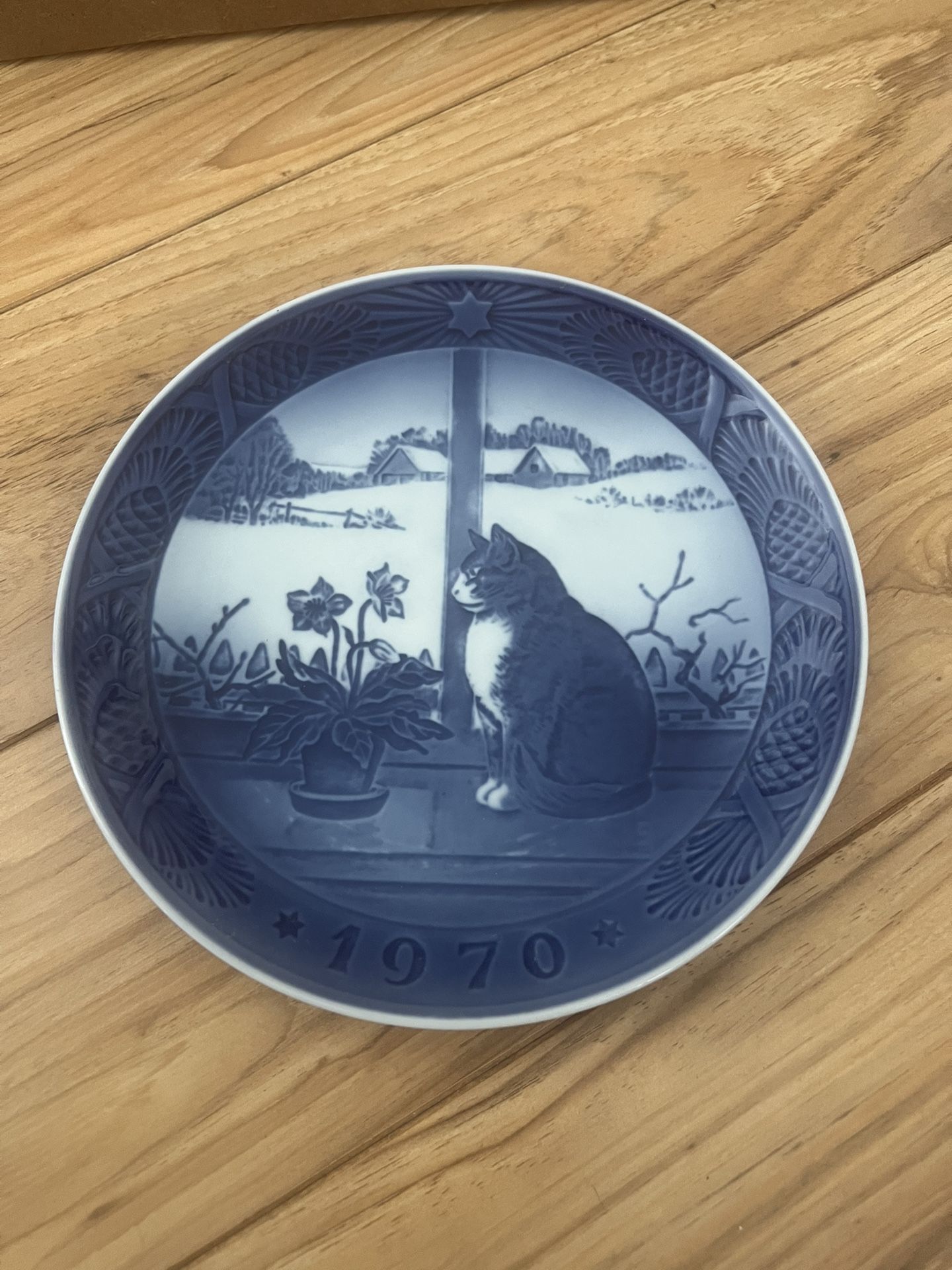 Cat and Christmas Rose 1970, Royal Copenhagen Christmas plate 7"