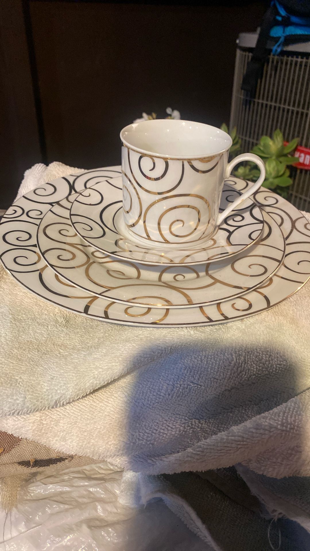 Pier 1 Gold Swirl For 8