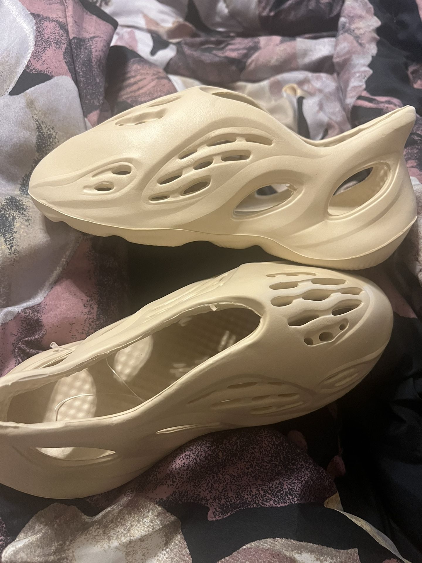 Tan Foam Runners Size 8Womens (not authentic)
