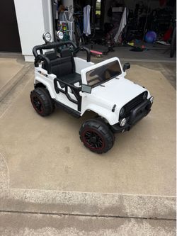 Kids Power Wheel - remote, Bluetooth music, 1 month old