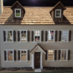 Colonial Dollhouse