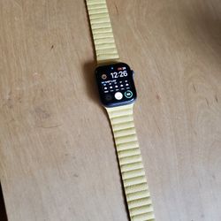 Apple Watch SE 44mm Space Gray Aluminum Case