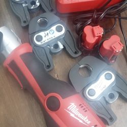 Milwaukee M12 Cutter Press 