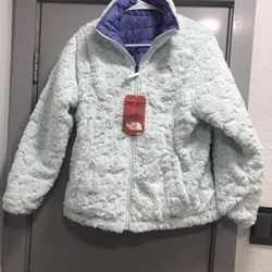 Chamarra north face nueva  doble vista  Talla XL de niña  nueva  $90 dlls nueva  Para niña  de 12 a 15 años  Estoy en  northeast 