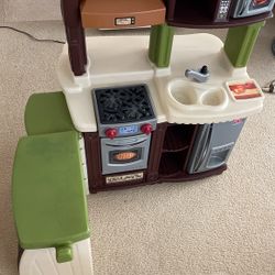 Good Condition Comes With Some Kitchen Accessories