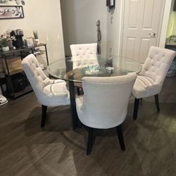 Beautiful Round Table With 4 Chairs