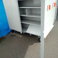 Big Toolbox On Adjustable Rolling Casters Excellent Condition ThisPrice Is A Steel $800