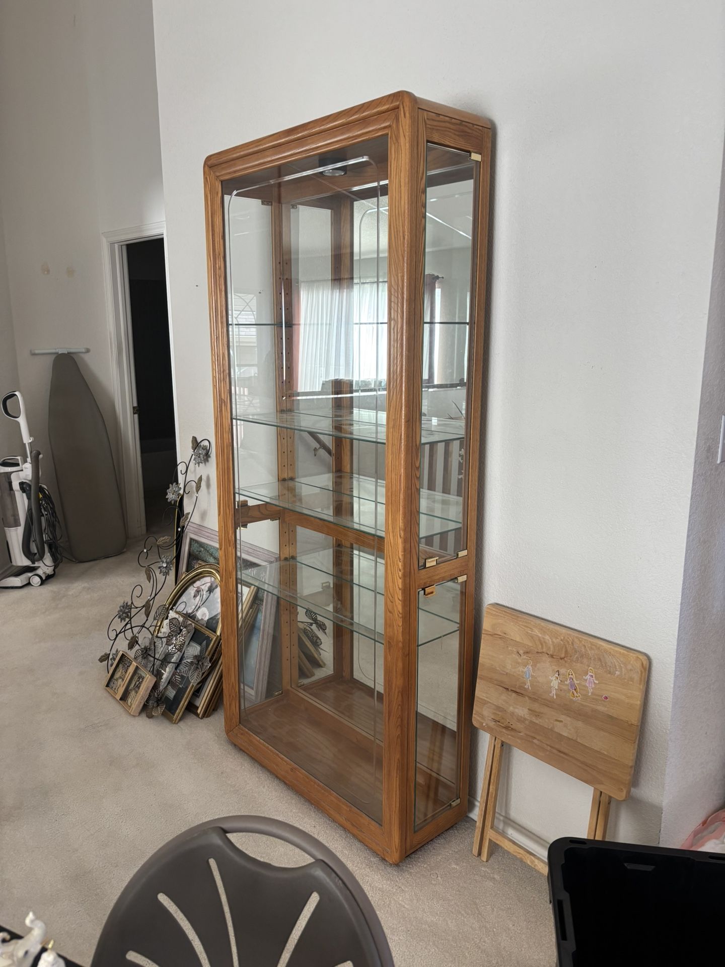 Pulaski oak curio cabinet - vintage