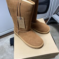 New In box Ugg Australian Boots Size 8