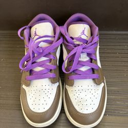 Jordan 1 Low (brown / white / purple laces)