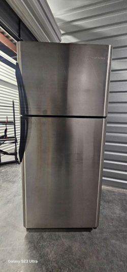 🔥 Frigidaire Stainless Steel Refrigerator – Clean, Ice Maker, Works Perfectly