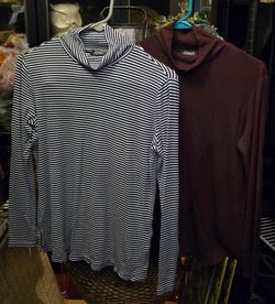 You Get 2....WT # 1076 WOMEN'S SMALL, JONES, NEW YORK TURTLENECK.
LONG SLEEVE WITH SIDE SLITS