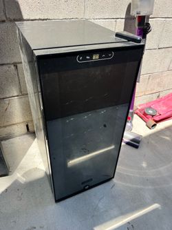 SCHMÉCKÉ Wine Cooler / Beverage Refrigerator – Great Condition!