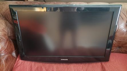 32in Samsung LCD Tv With Remote