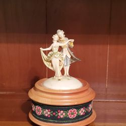 Vintage Depose  Italy  Fontanini  Colonial  Dancing Couple  Music Box