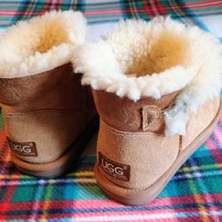 BOOTS UGG Australian Genuine, Double Face, Size M4/ L5, used, Like New. $60
