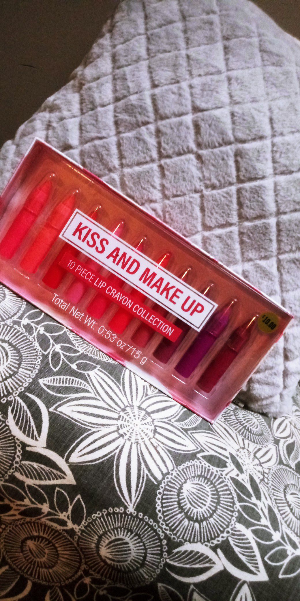 Kiss and make up lipstick set