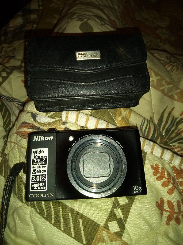 Nikon Coolpix S8000 Camera W/Original Leather Case 