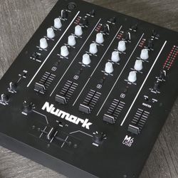 Numark 4-channel USB DJ mixer M6usb