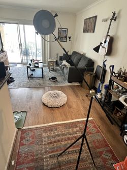 Studio style Tripod lamp
