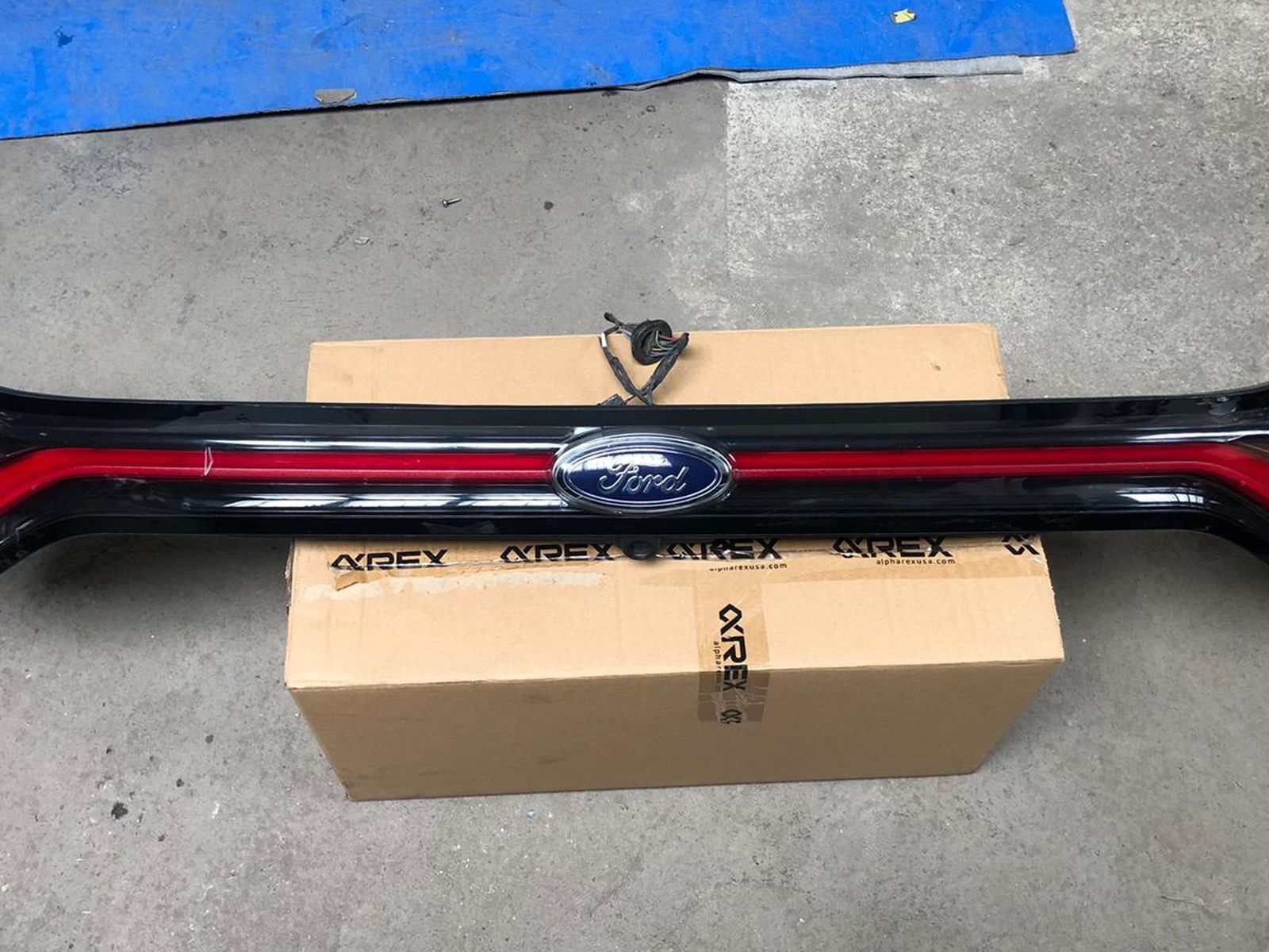 2015 2016 2017 2018 FORD EDGE REAR TAIL GATE TAIL LAMP CENTER OEM
