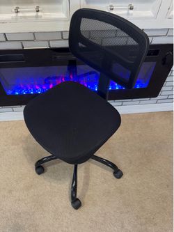 LIKE NEW**Black mesh youth office chair