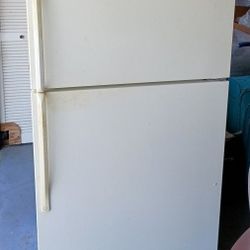 Refrigerator/Freezer w/Ice Maker 