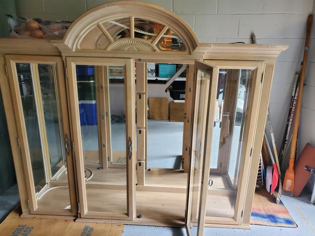 Lighted Bernhardt China Cabinet/Hutch With Glass Doors And Shelves