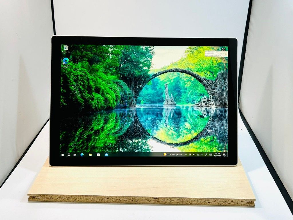 Microsoft Surface Pro 5 Touchscreen Laptop//Tablet Core i5 8GB 256GB