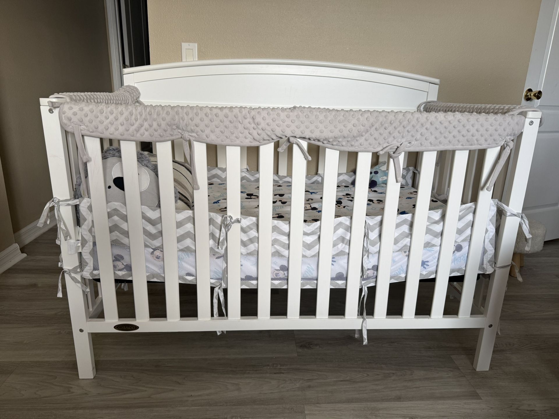 Graco 5-in-1 convertible crib