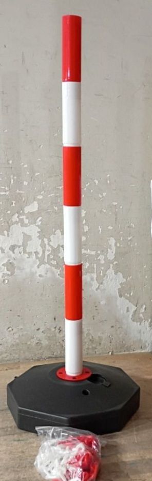 Delineator post with chain