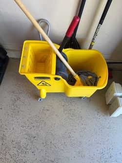 Rubbermaid Commercial Mop Bucket with Wringer
