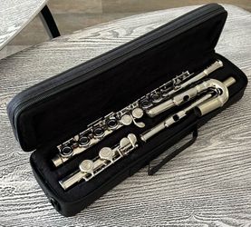 Flute with carry case & extra curved head joint piece in excellent condition. $75
