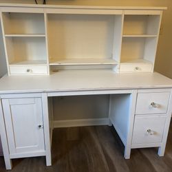 White desk and Chair
