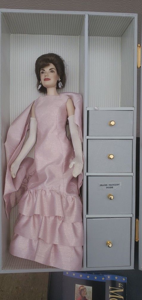 Franklin Mint The Jackie Kennedy Doll Travel Trunk Outfits Jewelry + Lots Extras