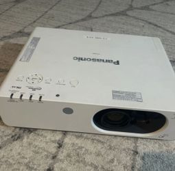 Panasonic PT-FX400U LCD Projector and screen