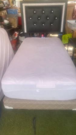 Dos camas twin en buen estado y una cajonera pequeña