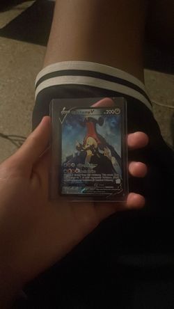 Garchomp V Pokémon Trading Card