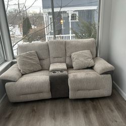 Double Recliner With Middle Storage Compartment 